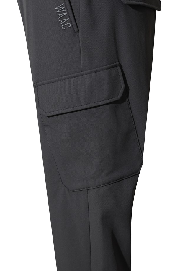 남성용 소프트 브러쉬드 우븐 조거 팬츠입니다. 부드러운 촉감의 기모 안감으로 제작되어 겨울철 보온성을 높였습니다. 스판덱스, 나일론 혼방 소재로 제작되어 활동성이 뛰어나며, 스포티, 캐주얼, 미니멀 스타일을 연출하기 좋습니다. 무지 디자인에 조거 핏으로 편안함을 더했으며, 골프룩 또는 일상복으로 활용 가능합니다. 고신축성, 힙 포켓, 카고 포켓 디테일이 돋보이는 제품입니다.
