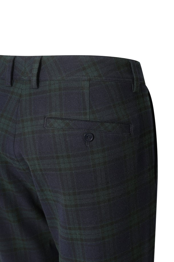 남성 TR 체크 패턴 팬츠는 가을, 겨울 시즌에 포멀과 캐주얼 스타일을 모두 아우르는 남성용 골프 팬츠입니다. 부드러운 촉감의 TR 소재로 제작되어 편안한 착용감을 선사하며, 허벅지 부분은 여유로운 핏으로 활동성을 높였습니다. 테이퍼드 핏으로 다리가 길어 보이는 효과를 주며, 체크 패턴이 클래식하고 세련된 분위기를 더합니다. 보온성이 뛰어나 쌀쌀한 날씨에도 따뜻하게 착용 가능하며, 골프룩과 출근룩 등 다양한 TPO에 활용 가능합니다. 다양한 아이템과 매치하여 미니멀, 캐주얼 스타일을 연출해보세요.
