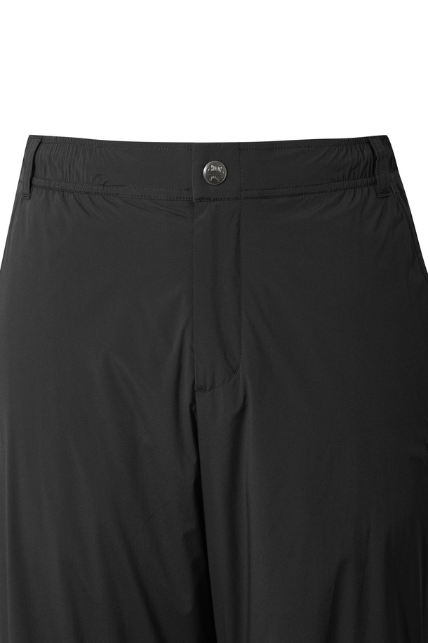 [JONES] 남성 윈드브레이커 조거 팬츠는 가을, 겨울 시즌에 적합한 남성용 조거 팬츠입니다. 골프 및 일상 활동에 적합하며, 스포티한 스타일을 연출합니다. 
블랙 색상에 무지 패턴으로 미니멀한 디자인을 강조하며, 나일론과 스판덱스 혼방 소재로 제작되어 활동성과 내구성을 높였습니다. 
두꺼운 두께감의 기모 안감과 메쉬 안감 처리가 되어 보온성을 더하고, 밑단 밴딩과 무릎 다트 디테일로 편안한 착용감을 제공합니다. 
경량 소재를 사용하여 편안함을 더했으며, JONES 콜라보레이션으로 디자인의 완성도를 높였습니다. 
조거핏으로 트렌디한 스타일을 연출하며, 스포티, 캐주얼 룩을 완성하기 좋습니다.
