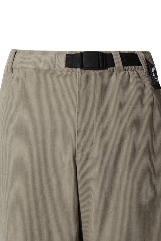 [JONES] 남성 코듀로이 더블 니 팬츠는 가을과 겨울, 골프 및 일상생활에서 모두 활용 가능한 남성용 바지입니다. 부드러운 촉감의 코듀로이, 폴리에스테르, 스판덱스 혼방 소재로 제작되어 보온성이 뛰어나고, 레귤러핏으로 편안한 착용감을 선사합니다. 베이지 컬러의 무지 디자인이며, JONES 로고가 새겨진 벨트 일체형으로 깔끔한 스타일을 연출합니다. 더블 니 디자인으로 활동성을 높였으며, 캐주얼, 클래식, 스포티한 다양한 스타일을 소화할 수 있습니다.
