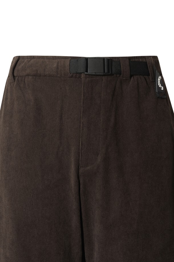 [JONES] 남성 코듀로이 더블 니 팬츠는 가을, 겨울 시즌에 어울리는 남성용 코듀로이 팬츠입니다. 브라운 컬러의 레귤러핏 긴바지로, 캐주얼, 스포티, 클래식 스타일을 모두 아우릅니다. 보온성이 우수하며, 부드러운 촉감의 코듀로이, 폴리에스테르, 스판덱스 혼방 소재로 제작되었습니다. 특히 더블 니 디자인으로 활동성을 높였으며, JONES 로고가 새겨진 일체형 벨트가 특징입니다. 골프룩은 물론 일상에서도 편안하게 착용할 수 있습니다.
