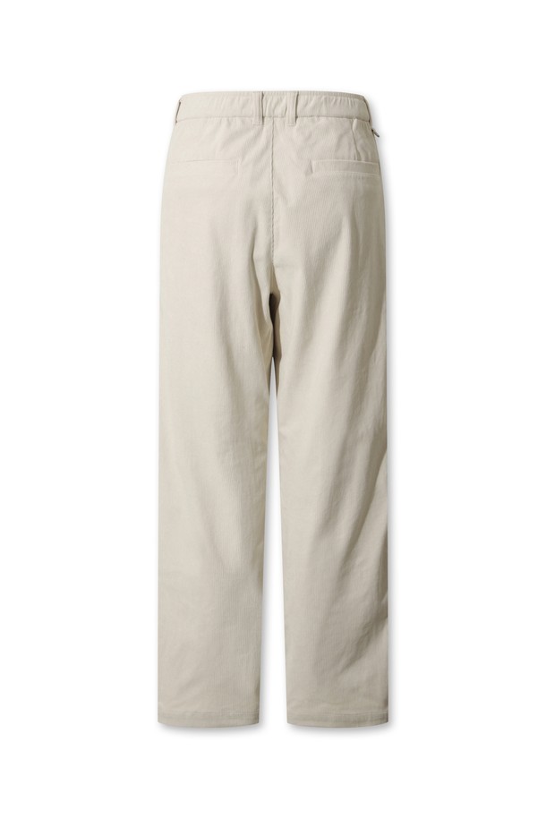 [JONES] 남성 코듀로이 더블 니 팬츠는 가을, 겨울 시즌에 어울리는 남성용 코듀로이 팬츠입니다. 부드러운 촉감의 코듀로이, 폴리에스테르, 스판덱스 혼방 소재로 제작되어 편안한 착용감을 선사합니다. 베이지 컬러의 무지 디자인에 레귤러핏으로 제작되었으며, 보온성이 우수하고 더블니 디자인으로 활동성을 더했습니다. JONES 로고가 새겨진 벨트 일체형 디자인으로, 골프 및 일상 캐주얼, 스포티, 클래식 스타일 연출에 활용 가능합니다. 허리 밴딩 처리로 편안함을 더했습니다.
