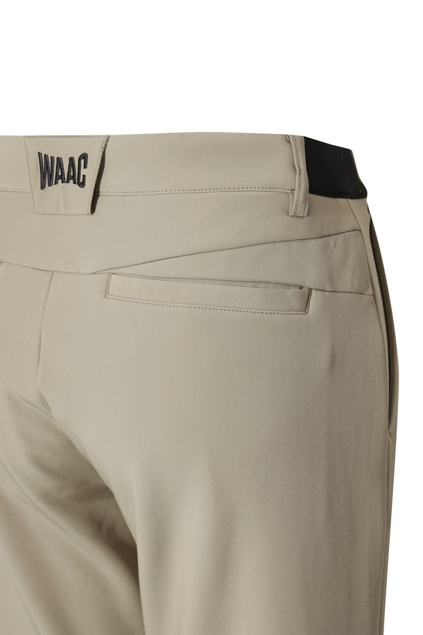 남성용 에센셜 본디드 팬츠는 겨울철 보온성을 책임지는 두꺼운 두께감의 긴바지입니다. 베이지 색상에 스포티하고 베이직한 스타일로, 골프 및 일상용으로 모두 활용 가능합니다. 나일론과 스판덱스 혼방 소재로 제작되어 부드러운 촉감과 뛰어난 신축성을 자랑하며, 기모 안감으로 따뜻함을 더했습니다. 레귤러핏과 스탠다드핏의 조화로 편안한 착용감을 제공하며, E-밴드 디테일과 밴딩 처리로 활동성을 높였습니다. 
