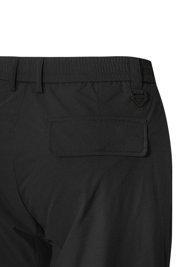 남성용 패딩 조거 팬츠입니다. 블랙 컬러의 폴리에스테르 소재로 제작되어 겨울철 보온성을 높여줍니다. 일상복은 물론 골프룩으로도 활용 가능한 스포티하고 캐주얼한 스타일의 긴바지입니다. 두꺼운 두께감과 가벼운 경량성을 동시에 갖췄으며, 허리 스트링으로 편안한 착용감을 제공합니다. 조거핏 디자인으로 활동성을 높였으며, 패딩 안감으로 따뜻함을 더했습니다.
