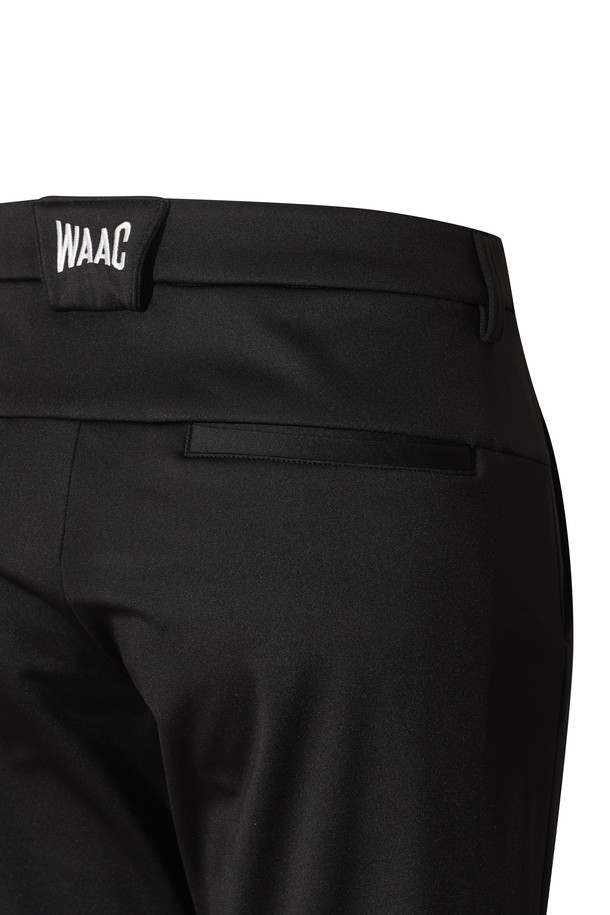 [Exclusive] 남성 에센셜 본디드 팬츠는 골프와 일상, 두 가지 시간과 장소와 상황에 모두 어울리는 활용도 높은 슬림핏 팬츠입니다. 가을, 겨울 시즌에 적합한 두꺼운 두께감의 기모 안감으로 제작되어 부드러운 촉감과 뛰어난 보온성을 제공합니다. 베이직하고 스포티한 스타일을 넘나들며, 무지 디자인으로 어떤 상의에도 매치하기 용이합니다. 후크·지퍼 클로징, 양옆 및 힙 포켓 디테일로 편의성을 더했으며, 데일리룩으로도 손색없는 완벽한 핏을 선사합니다.