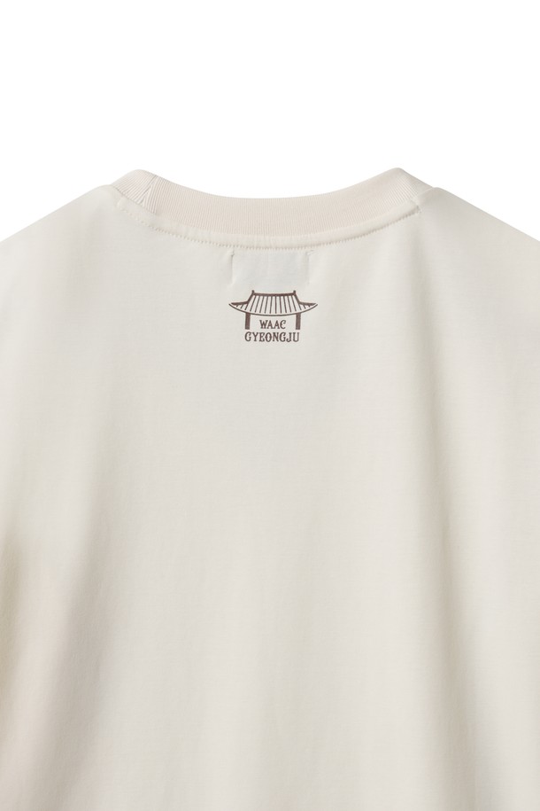 [GYEONGJU EDITION] WAACKY (경주 에디션) 크루넥 티셔츠는 스포티하면서도 클래식한 스타일을 추구하는 남성 고객을 위해 디자인되었습니다. 봄, 가을 시즌에 적합하며, 골프 및 일상생활에서 모두 활용 가능한 실용적인 아이템입니다. 아이보리와 화이트 두 가지 색상으로 출시되었으며, 레귤러 핏에 긴소매 기장으로 편안한 착용감을 선사합니다. 경주 에디션 한정판으로, 천마총 천마도를 모티프로 한 와키 캐릭터 그래픽과 소매 패치 디테일이 돋보입니다. 라운드넥 디자인으로 어떤 스타일에도 쉽게 매치할 수 있습니다.

