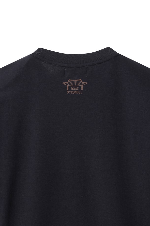 [GYEONGJU EDITION] 와키 크루넥 티셔츠는 경주 에디션 한정판으로, 클래식과 스포티 스타일을 모두 아우르는 남성용 크루넥 티셔츠입니다. 네이비 컬러의 레귤러핏 긴소매 디자인으로, 봄, 가을 시즌에 골프 및 일상용으로 활용하기 좋습니다. 천마총 천마도를 모티브로 한 그래픽과 소매 금관 와키 패치 디테일, 뒷목 그래픽 포인트가 특징입니다. 라운드넥 디자인으로 편안한 착용감을 선사합니다.
