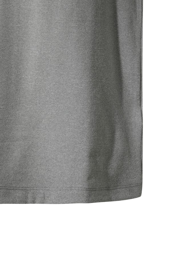 남성용 WAACKY (와키) 플리스 하이넥 풀오버입니다. 부드러운 플리스 소재와 기모 안감으로 뛰어난 보온성을 제공하며, 흡습 및 속건 기능으로 쾌적한 착용감을 유지합니다. 그레이 컬러에 로고와 스트라이프 패턴으로 스포티하면서도 베이직한 스타일을 연출합니다. 레귤러핏으로 편안하게 착용 가능하며, 양면 착용이 가능하여 실용성을 더했습니다. 골프룩은 물론 일상에서도 활용하기 좋은 겨울철 필수 아이템입니다.
