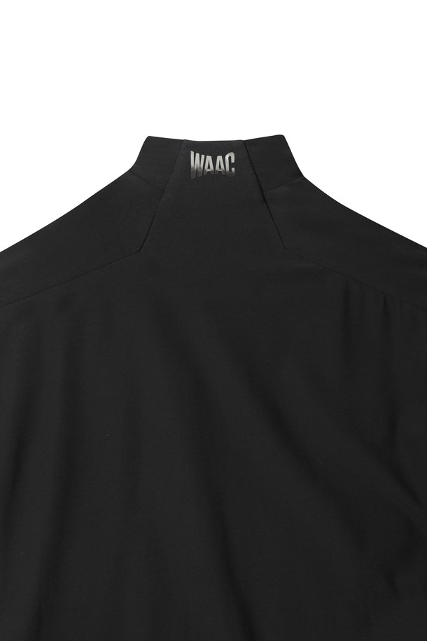 [PLAYER'S EDITION] 남성 플리스 하이넥 탑은 겨울철 골프 라운딩과 일상에서 모두 활용 가능한 스포티한 스타일의 의류입니다. 부드러운 촉감의 플리스 소재와 안감 기모 처리가 뛰어난 보온성을 제공하며, 신축성 있는 스판덱스 소재가 활동성을 더합니다. 레귤러핏 디자인에 하이넥으로 목까지 따뜻하게 감싸주며, 소매 슬로건 프린트와 뒷목 로고 프린트가 포인트를 줍니다. 속기모 처리로 편안한 착용감을 선사하며, 이너웨어로도 활용 가능합니다.
