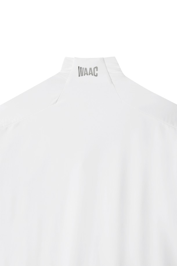 [PLAYER'S EDITION] 남성 플리스 하이넥 탑은 스포티한 골프룩을 위한 겨울철 필수 아이템입니다. 부드러운 촉감의 플리스 소재에 기모 안감을 더해 보온성을 극대화했으며, 신축성 있는 스판덱스 소재가 활동성을 보장합니다. 하이넥 디자인과 레귤러핏으로 스윙 시 최적의 움직임을 제공하며, 이너로도 활용 가능합니다. 화이트 컬러 바탕에 로고와 프린트 디테일이 돋보이는 미니멀한 디자인으로, 다양한 골프 스타일을 연출할 수 있습니다.
