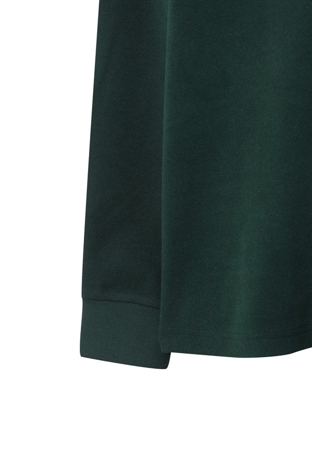 Men WAACKY(맨 와키) 코듀로이 카라 폴로 셔츠는 남성 골프 및 일상용 상의입니다. 그린 컬러의 릴랙스핏 폴로넥 긴소매 셔츠로, 봄, 가을에 착용하기 좋습니다. 부드러운 촉감의 폴리에스테르와 스판덱스 혼방 소재로 제작되었으며, 캐주얼, 스포티, 클래식 스타일을 연출할 수 있습니다. 코듀로이 카라 디테일과 단작 배색 포인트, 좌측 가슴의 와키 캐릭터 와펜이 특징입니다.
