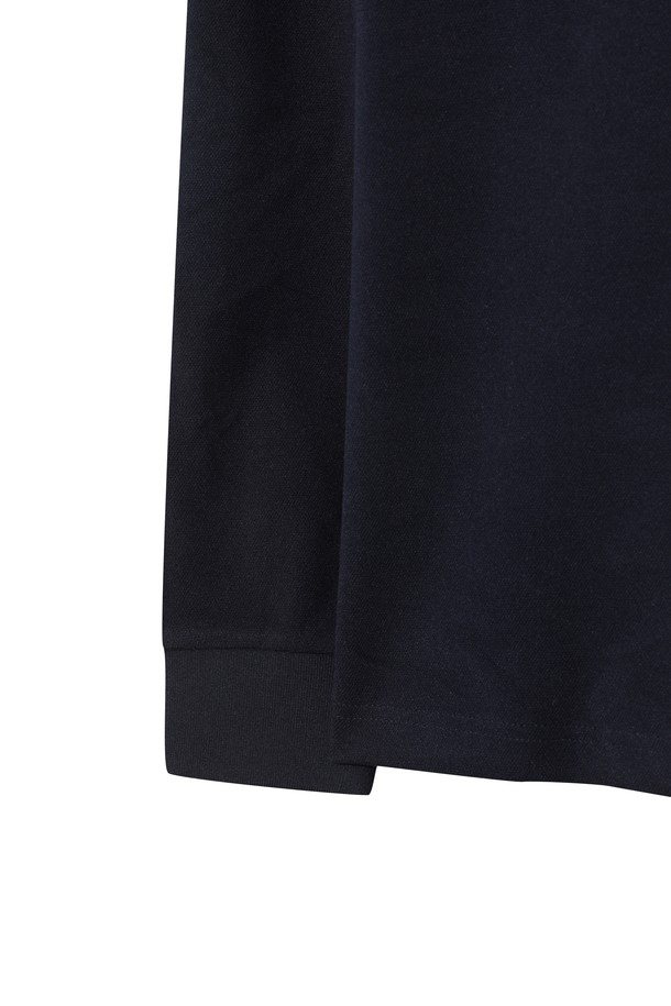 "Men WAACKY(맨 와키) 코듀로이 카라 폴로"는 남성용 폴로셔츠로, 봄, 가을에 착용하기 좋습니다. 캐주얼, 스포티, 클래식 스타일을 아우르며, 골프 및 일상복으로 활용 가능합니다. 블랙과 브라운 두 가지 색상으로 출시되었으며, 릴렉스 핏에 긴 소매 기장을 갖추고 있습니다. 부드러운 촉감의 폴리에스테르, 스판덱스 혼방 소재에 신축성을 더했습니다. 코듀로이 카라 디테일과 와키 캐릭터 와펜이 특징입니다.
