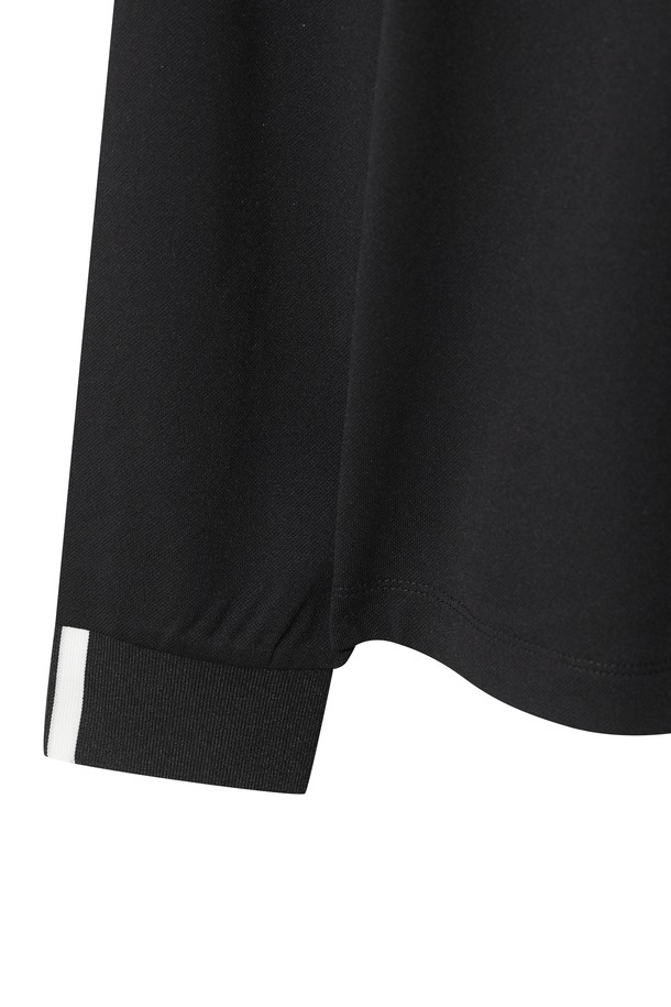 [코리아 TKR] Men Essential Polo는 남성용 폴로넥 긴소매 셔츠입니다. 봄, 여름, 가을 시즌에 골프 및 스포츠 활동에 적합하며, 스포티하고 베이직한 스타일을 연출합니다. 부드러운 촉감의 폴리에스테르와 스판덱스 혼방 소재로 제작되었으며, 얇은 두께감과 신축성을 제공합니다. 왼쪽 가슴 와펜 디테일과 뒷목 스트라이프 디테일, 올림픽 무드에서 영감을 받은 디자인이 특징입니다. 스탠다드핏으로 골프룩 또는 출근룩에 미니멀하고 클래식한 스타일을 더해줍니다.
