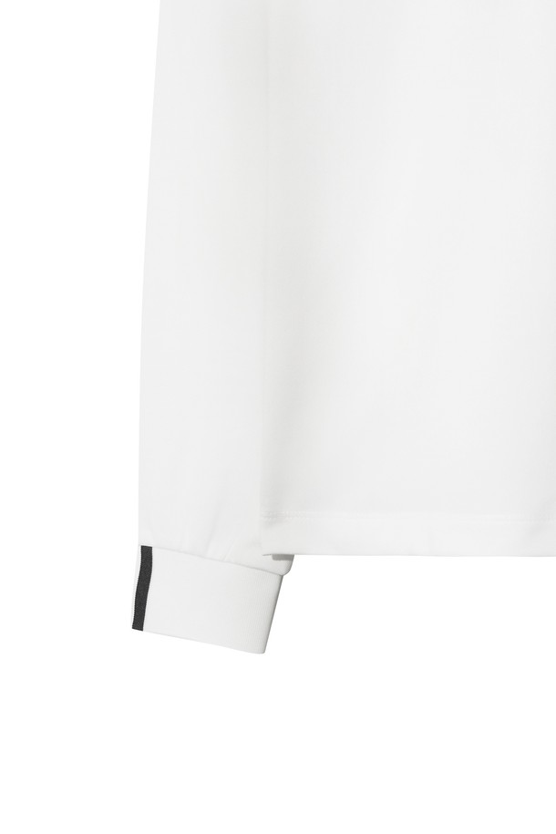 [코리아 TKR] Men Essential 폴로 티셔츠는 남성용 폴로 티셔츠로, 골프 및 일상용으로 활용하기 좋습니다. 부드러운 촉감의 폴리에스테르와 스판덱스 혼방 소재로 제작되어 봄, 여름 시즌에 적합하며 신축성을 제공합니다. 스탠다드핏에 레귤러 기장으로 편안한 착용감을 선사하며, 화이트 컬러에 왼쪽 가슴 와펜과 뒷목 스트라이프 디테일로 포인트를 더했습니다. 베이직하면서도 스포티한 스타일을 연출하는 긴소매 폴로넥 디자인의 폴로 티셔츠입니다.
