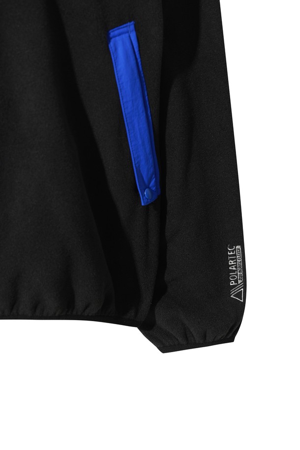 [JONES] Men Polartec(폴라텍) 레트로 플리스 풀오버는 남성용 상의로, 골프 및 겨울 데일리룩에 적합합니다. 부드러운 촉감의 플리스와 폴라텍 소재, 두꺼운 두께의 기모 안감으로 보온성과 흡습성을 갖춰 추운 날씨에도 따뜻하게 착용할 수 있습니다. 레귤러 핏의 하프넥 디자인으로 스포티함과 캐주얼한 스타일을 동시에 연출하며, 무지 패턴에 배색 플라켓과 포켓 디테일, 러버탭 로고로 포인트를 더했습니다. [WAAC] X JONES 콜라보레이션 제품으로, 긴 소매 기장의 레귤러핏 플리스 풀오버입니다.
