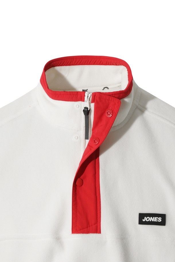 [JONES] 맨 폴라텍 레트로 플리스 풀오버는 WAAC X JONES 콜라보레이션으로 탄생한 남성용 플리스 풀오버입니다. 부드러운 촉감의 폴라텍 플리스 소재에 기모 안감을 더해 보온성을 높였으며, 겨울철 골프룩 또는 캐주얼 스타일 연출에 적합합니다. 레귤러핏과 하프넥 디자인으로 편안한 착용감을 제공하며, 화이트와 레드의 두 가지 컬러로 만나볼 수 있습니다. JONES 러버탭 로고, 배색 플라켓, 포켓 디테일이 돋보이는 스포티하면서도 미니멀한 디자인의 플리스 풀오버입니다.
