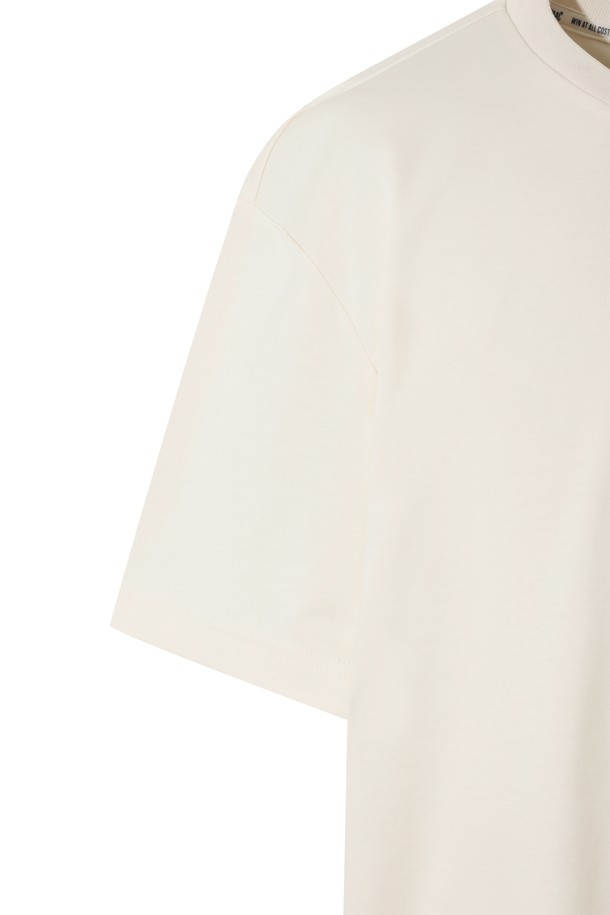 [GYEONGJU EDITION] 남성 크루넥 티셔츠는 골프 및 일상용으로 적합한 베이직 & 스포티 스타일의 반소매 티셔츠입니다. 화이트 컬러의 레귤러 기장으로 제작되었으며, 넥 라인 안쪽 보강 처리가 돋보입니다. 뒷면 목 부분에는 경주를 상징하는 프린팅이, 전면에는 경주 문화유산을 담은 자수 디테일이 더해져 특별함을 더합니다. 베이직핏의 라운드넥 디자인으로 편안한 착용감을 선사하며, 여름 시즌에 시원하게 즐길 수 있습니다. 미니멀한 디자인으로 다양한 골프룩 연출이 가능합니다.
