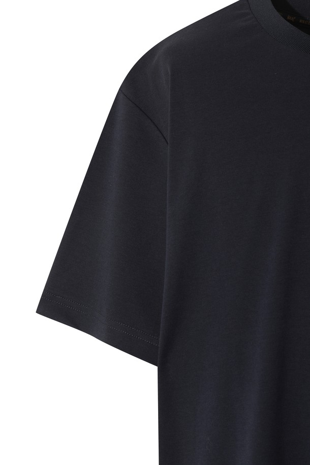 [GYEONGJU EDITION] 남성 크루넥 티셔츠는 골프 및 일상용으로 착용하기 좋은 베이직 스타일의 블랙 컬러 티셔츠입니다. 반소매 레귤러 기장으로, 라운드넥 디자인에 베이직핏을 적용하여 편안한 착용감을 제공합니다. 경주 문화유산을 모티브로 한 자수 디테일과 뒷면 목 부분의 경주 상징 프린팅이 특징입니다. 넥라인 안쪽 보강 처리로 내구성을 높였으며, 캐주얼, 미니멀, 클래식 스타일을 즐겨 입는 남성분들께 추천합니다. 여름 시즌에 시원하게 착용할 수 있는 상품입니다.
