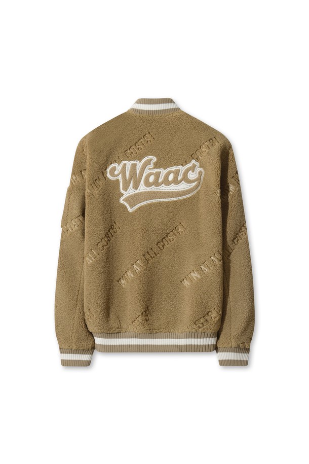 베이지 컬러의 남성용 부클 바시티 재킷입니다. 플리스와 부클 소재를 사용하여 부드러운 촉감과 두꺼운 두께로 뛰어난 보온성을 제공합니다. 스포티하면서도 캐주얼한 스타일로, 골프룩 또는 일상복으로 활용하기 좋습니다. 넥, 소매, 밑단에 니트 시보리를 적용하여 편안함과 안정감을 더했습니다. 레귤러 핏의 긴 소매 버튼 여밈 방식의 자켓으로, 로고 패턴이 특징입니다.
