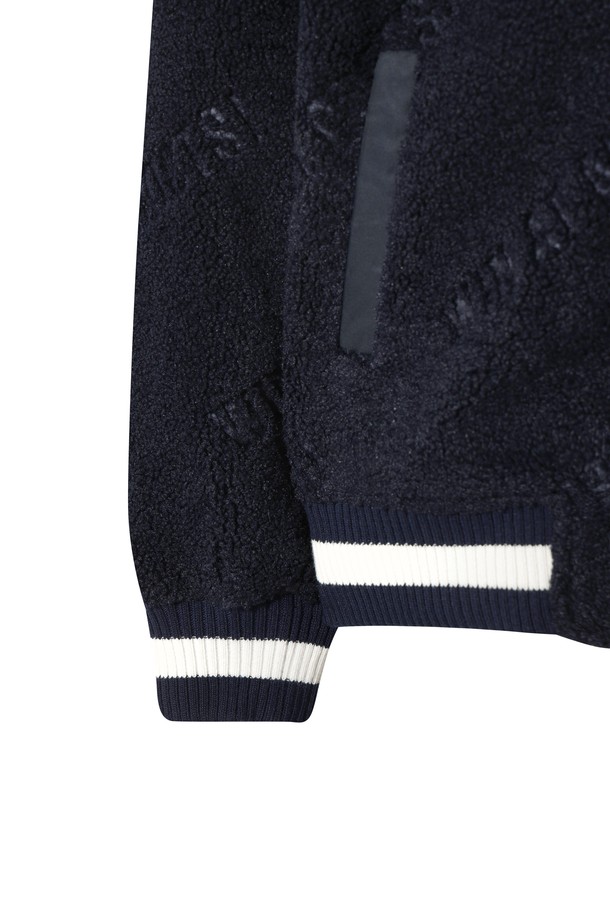 남성용 부클 바시티 재킷은 겨울철 추위를 막아줄 두꺼운 두께감의 아우터입니다. 네이비 컬러에 스포티하고 캐주얼한 스타일을 더했으며, 골프룩과 출근룩 등 다양한 TPO에 활용할 수 있습니다. 플리스와 부클 소재를 사용하여 부드러운 촉감을 선사하며, 보온과 방풍 기능으로 추운 날씨에도 따뜻하게 착용할 수 있습니다. 넥, 소매, 밑단에 니트 시보리를 적용하여 활동성을 높였으며, 레귤러핏으로 편안한 착용감을 제공합니다. 로고 패턴의 바시티 재킷으로, 캐주얼, 스포티, 미니멀 스타일을 모두 소화할 수 있습니다.
