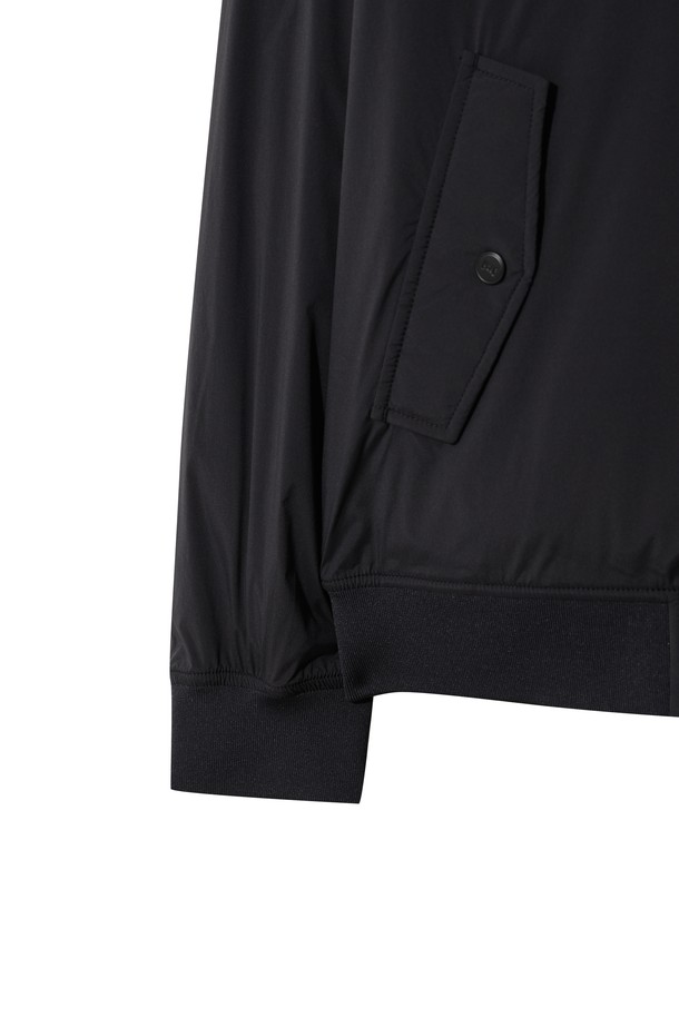 블랙 색상의 패디드 봄버 자켓입니다. 남성용으로, 골프 및 일상복으로 활용하기 좋습니다. 나일론과 스판덱스 혼방 소재로 제작되어 부드러운 촉감과 신축성을 제공하며, 두꺼운 두께감으로 겨울철 보온성을 높여줍니다. 경량 패딩 안감과 니트 시보리 디테일이 특징이며, 레귤러 핏과 긴 소매 기장, 집업 여밈 방식으로 편안한 착용감을 선사합니다. 캐주얼, 스포티, 미니멀 스타일을 모두 소화할 수 있는 활용도 높은 아우터입니다.
