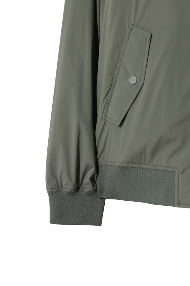 카키 색상의 패디드 봄버 자켓입니다. 남성용으로, 겨울철 보온성을 책임지는 두꺼운 두께감의 자켓입니다. 캐주얼 및 스포티한 스타일을 연출하며, 골프룩으로도 활용 가능합니다. 나일론과 스판덱스 혼방 소재로 제작되어 부드러운 촉감과 신축성을 제공하며, 활동성을 높였습니다. 경량 패딩 안감과 소매/밑단/에리 부분의 니트 시보리 마감으로 편안한 착용감을 선사합니다. 집업 스타일이며 레귤러핏으로, 일상에서도 활용하기 좋은 무지 디자인의 자켓입니다.
