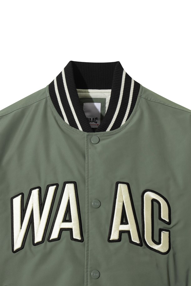 남성용 패디드 바시티 재킷입니다. 카키 및 올리브 색상으로 제공되며, 겨울철 골프 및 일상 활동에 적합합니다. 캐주얼, 스포티, 클래식 스타일을 아우르며, 부드러운 촉감의 새틴 소재와 두꺼운 두께로 보온성을 높였습니다. 긴 소매, 니트 시보리 디테일, 자수 와펜, 그리고 패딩 안감으로 디자인되었습니다. 집업 스타일의 레귤러핏 자켓입니다.
