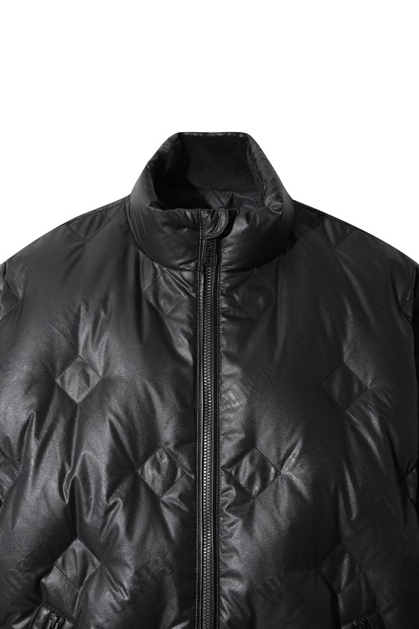 남성용 페이크 레더 다운 재킷은 가을과 겨울, 두 계절 모두 활용 가능한 아우터입니다. 모던하고 스포티한 스타일을 연출하며, 골프나 일상에서도 편안하게 착용할 수 있습니다. 하이넥 디자인과 구스다운 충전재, 밑단 및 소매 스모킹 처리로 보온성과 방풍 기능을 갖췄습니다. 부드러운 촉감의 인조 가죽 소재에 소매 금속 와펜 디테일과 로고 패턴으로 포인트를 더했습니다. 레귤러핏과 긴 소매 기장으로, 스포티하면서도 미니멀한 매력을 동시에 선사합니다.
