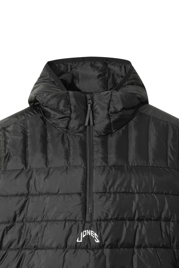 [JONES] 남성 로고 패디드 아노락은 겨울철 골프 및 일상생활에서 스포티하고 캐주얼한 스타일을 연출하는 남성용 아우터입니다. 두꺼운 두께감과 부드러운 촉감의 폴리에스테르 소재로 제작되어 뛰어난 보온성을 제공하며, 가볍게 착용할 수 있습니다. 루즈핏 디자인과 롱 슬리브, 스냅 여밈 방식으로 편안한 착용감을 선사합니다. 블랙 컬러에 로고 패턴으로 포인트를 주어 세련된 골프룩을 완성할 수 있습니다. 안감은 패딩 처리되어 따뜻함을 더하며, 경량 기능으로 활동성을 높였습니다.
