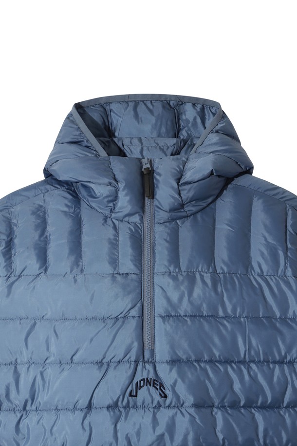 [JONES] 남성 로고 패디드 아노락은 겨울철 골프 및 일상 활동에 적합한 남성용 아우터입니다. 루즈핏으로 편안한 착용감을 제공하며, 보온성과 경량성을 갖춘 폴리에스테르 소재에 패딩 안감을 더해 따뜻함을 유지합니다. 블루 컬러에 집업 스타일로 간편하게 착용 가능하며, 스포티하고 캐주얼한 스타일을 연출합니다. 긴 소매, 레귤러 기장에 로고 패턴으로 포인트를 주어 세련된 디자인을 완성했습니다.
