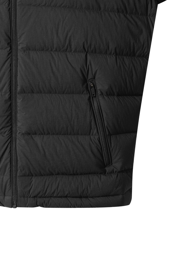 남성용 니트 하이브리드 다운 풀 집 재킷 (니블릭)은 겨울철 골프 및 일상생활에서 활용하기 좋은 아우터입니다. 블랙 색상의 레귤러 핏으로, 스포티하면서도 미니멀한 스타일을 연출합니다. 니트와 구스다운 소재를 사용하여 부드러운 촉감과 뛰어난 보온성을 제공하며, 긴 소매와 집업 스타일로 간편하게 착용할 수 있습니다. 무지 또는 스트라이프 패턴으로 디자인되어 다양한 스타일에 매치하기 용이하며, 경량 하이브리드 자켓으로 활동성을 높였습니다.
