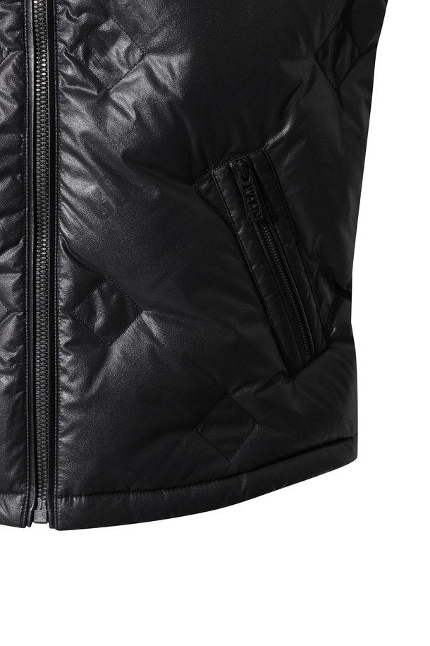 남성용 페이크 레더 베스트는 가을, 겨울 시즌에 골프 및 일상에서 스포티하고 모던한 스타일을 연출하기에 적합합니다. 부드러운 촉감의 인조가죽 소재에 두꺼운 두께감으로 보온성을 높였으며, 하이넥 디자인과 집업 여밈으로 간편하게 착용할 수 있습니다. 민소매 디자인으로 활동성을 더하고, 가볍게 제작되어 편안한 착용감을 제공합니다. 특히 금속 와펜 디테일이 포인트로 더해져 고급스러운 느낌을 줍니다. 안감은 구스다운으로 처리되어 뛰어난 보온성을 자랑합니다.
