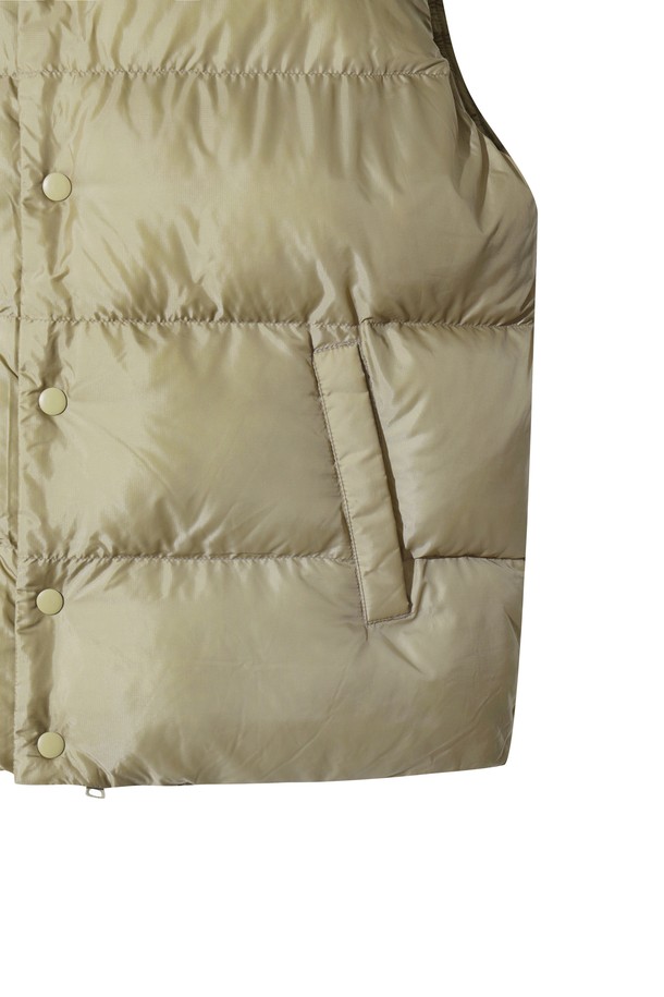 [JONES] 남성 스타디움 패딩 베스트는 가을과 겨울철, 스포티하고 미니멀한 스타일을 연출하기에 좋은 아이템입니다. 베이지 색상의 무지 디자인으로, 골프는 물론 일상에서도 캐주얼하게 착용할 수 있습니다. 두꺼운 두께감의 폴리에스테르 소재로 제작되어 보온성이 뛰어나며, 경량 소재를 사용하여 활동성을 높였습니다. 레귤러 핏에 스냅 여밈 방식, 스트라이프 시보리 디테일이 특징이며, 가벼운 룩을 위한 민소매 디자인으로 제작되었습니다. 가을 나들이룩, 겨울 데일리룩, 골프룩 등 다양한 TPO에 활용하여 세련된 스타일을 완성해보세요.
