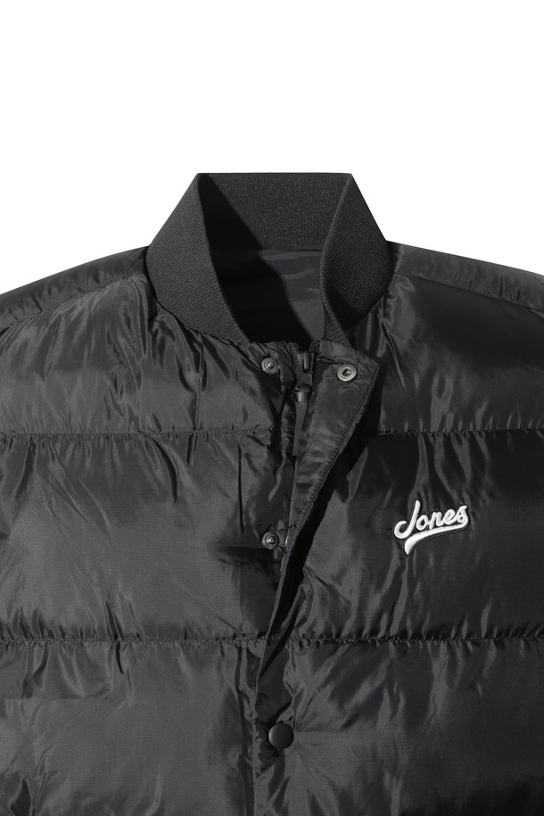 [JONES] 남성용 스타디움 패딩 베스트는 가을과 겨울 시즌, 골프 또는 일상에서 활용하기 좋은 아우터입니다. 블랙 색상의 레귤러핏으로, 스포티하고 미니멀한 스타일을 연출합니다. 폴리에스테르 소재에 두꺼운 두께감으로 보온성을 높였으며, 넥과 밑단에는 스트라이프 시보리 디테일이 들어갔습니다. 경량 패딩으로 활동성을 보장하며, 집업 스타일로 편안하게 착용할 수 있습니다. 민소매 디자인으로 다양한 이너와 레이어드하여 개성 있는 골프룩을 완성해보세요.
