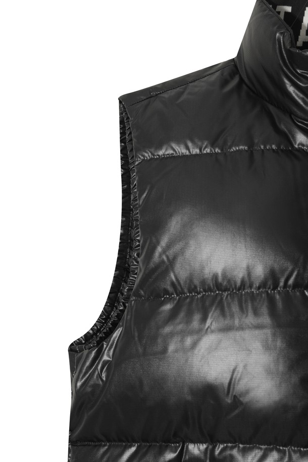 남성용 WAACKY(와키) 다운 베스트는 겨울철 보온성을 책임지는 필수 아이템입니다. 구스다운 90/10 충전재를 사용하여 뛰어난 보온력을 제공하며, 은은한 광택감으로 고급스러운 외관을 자랑합니다. 스포티하면서도 미니멀한 스타일로 골프를 비롯한 다양한 일상룩에 활용하기 좋습니다. 소매, 밑단, 에리 부분의 립 디테일과 집업 여밈 방식은 활동성을 높여줍니다. 지금 바로, 따뜻하고 스타일리시한 겨울을 위한 WAACKY(와키) 다운 베스트를 만나보세요.
