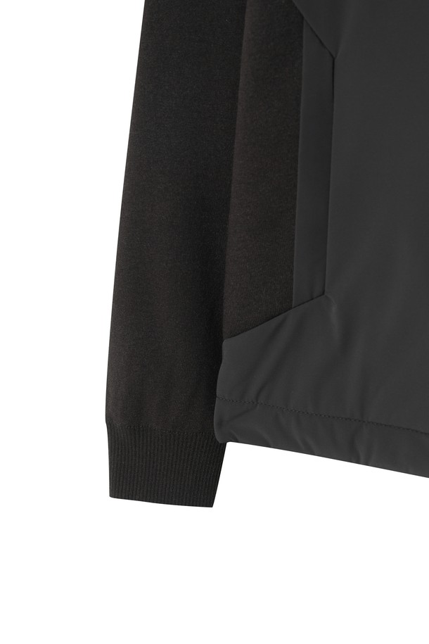 [PLAYER'S EDITION] 니트 하이브리드 후디 재킷은 남성 골프 및 일상용 아우터입니다. 블랙 컬러의 스포티한 무드를 연출하며, 가을, 초겨울, 동절기에 착용하기 좋습니다. 두꺼운 두께감의 니트와 나일론 혼방 소재로 제작되어 부드러운 촉감과 방풍, 보온 기능을 제공합니다. 후드 스토퍼 디테일, 소매 와펜링 포켓, 지퍼 디테일, 가슴 와키 오로라 와펜 등의 특징이 있으며, 레귤러핏과 집업 스타일로 편안하게 착용할 수 있습니다. 스포티하면서도 미니멀한 디자인으로 골프룩을 완성합니다.
