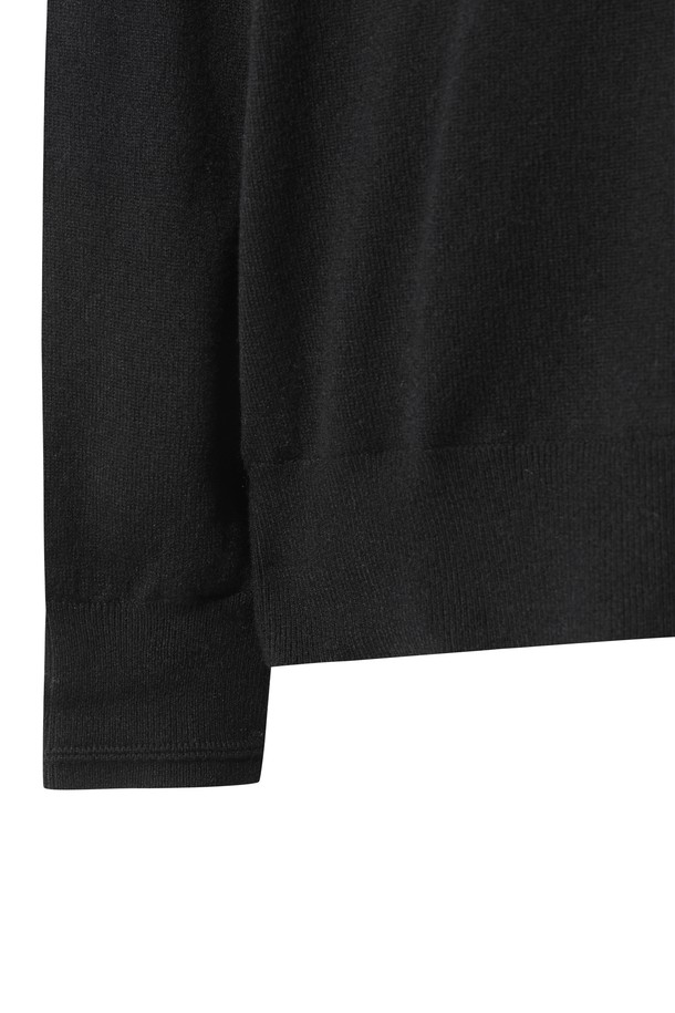 ## 남성 울 하프 집 스웨터

남성용 울 소재의 하프넥 집업 스웨터입니다. 겨울철 보온성을 높여주는 두꺼운 두께감과 방풍 안감으로 제작되어 추운 날씨에도 따뜻하게 착용할 수 있습니다. 스포티한 무드의 스트라이프 패턴에 자수 및 와펜 디테일로 포인트를 더했으며, 골프 및 일상복으로 활용하기 좋습니다. 부드러운 촉감의 메리노 울 100% 소재로 제작되어 편안한 착용감을 선사합니다. 스탠다드 핏으로 어떤 스타일에도 잘 어울립니다.
