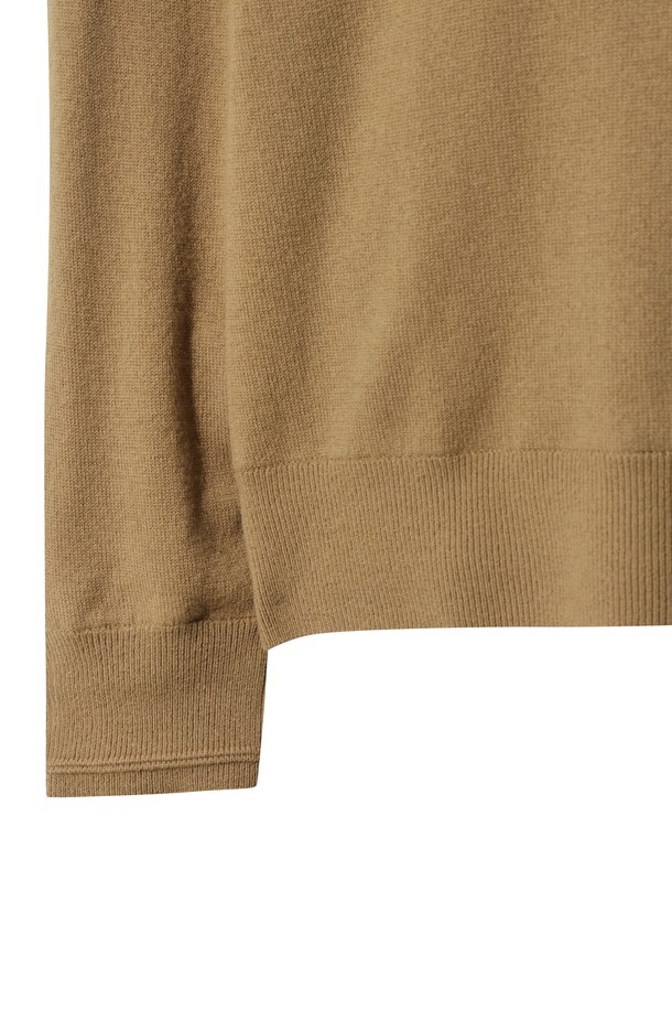 베이지 색상의 남성용 울 하프 집업 스웨터입니다. 겨울 시즌, 골프 및 일상생활에서 활용하기 좋은 스웨터로, 스포티하면서도 베이직한 스타일을 연출합니다. 메리노 울 100% 소재로 제작되어 부드러운 촉감과 뛰어난 보온성을 제공하며, 방풍 안감으로 바람을 효과적으로 막아줍니다. 스탠다드핏, 레귤러 기장의 긴소매 디자인에 하프넥, 스트라이프 패턴, 자수 및 와펜 장식이 더해져 클래식하면서도 미니멀한 무드를 선사합니다.
