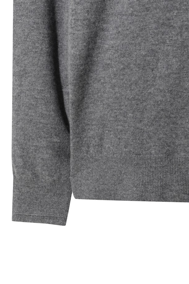 남성용 울 하프 집업 스웨터는 겨울철 골프룩과 일상룩에 모두 활용하기 좋은 아이템입니다. 부드러운 촉감의 메리노 울 100% 소재로 제작되어 뛰어난 보온성과 방풍 기능을 제공합니다. 스탠다드핏에 하프넥 디자인으로, 가슴과 소매 부분의 스트라이프 패턴이 스포티하면서도 베이직한 스타일을 연출합니다. 자수와 와펜 장식이 은은한 포인트를 더하며, 긴 소매 기장으로 따뜻함을 더했습니다.
