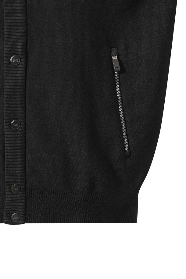 남성용 니트 하이브리드 가디건입니다. 겨울철 보온과 방풍 기능을 제공하며, 레이온과 폴리에스터 혼방 소재로 제작되어 부드러운 촉감을 자랑합니다. 릴랙스 핏에 지퍼형 여밈 방식과 긴 소매, 두꺼운 두께로 편안함과 따뜻함을 동시에 느낄 수 있습니다. 블랙 컬러의 무지 디자인으로, 스포티와 클래식 무드를 넘나들며 골프룩과 겨울 데일리룩에 모두 활용 가능합니다. 하이브리드 구조, 충전재, 메탈룩스 지퍼, 가슴 체인 로고 자수가 특징입니다.
