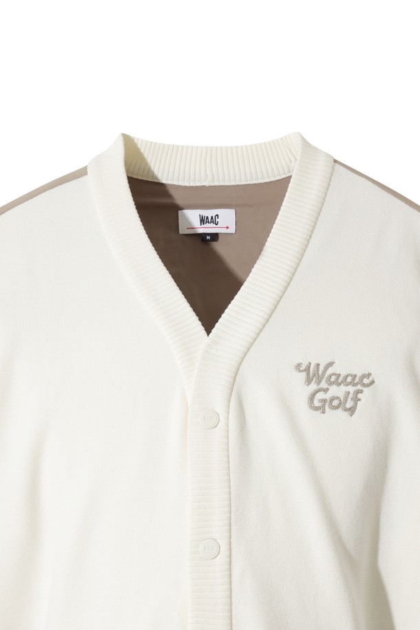 남성용 니트 하이브리드 가디건입니다. 겨울철 보온과 방풍 기능을 갖춘 두꺼운 두께감의 릴랙스핏 가디건으로, 부드러운 촉감이 특징입니다. 레이온과 폴리에스터 혼방 소재로 제작되었으며, 캐주얼 및 스포티 스타일을 연출하기 좋습니다. 등판 충전재와 메탈룩스 지퍼, 체인 로고 자수가 디자인의 포인트이며, 골프룩으로도 활용 가능합니다. 화이트 컬러의 무지 디자인에 긴 소매 지퍼형으로 편안하게 착용할 수 있습니다.
