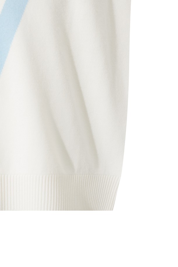 [코리아 TKR] 남성 브이넥 니트 베스트는 파리 올림픽 팀 코리아 유니폼 디자인을 모티브로 제작된 제품입니다. 메리노 울 100% 소재로 제작되어 부드러운 촉감을 제공하며, 릴렉스 핏으로 편안하게 착용 가능합니다. 스포티와 클래식 무드를 모두 연출할 수 있으며, 골프룩 또는 일상복으로 활용하기 좋습니다. 가슴 부분의 로고 와펜과 스트라이프 패턴이 특징이며, 다양한 레이어드 스타일링을 통해 개성 있는 룩을 완성할 수 있습니다.
