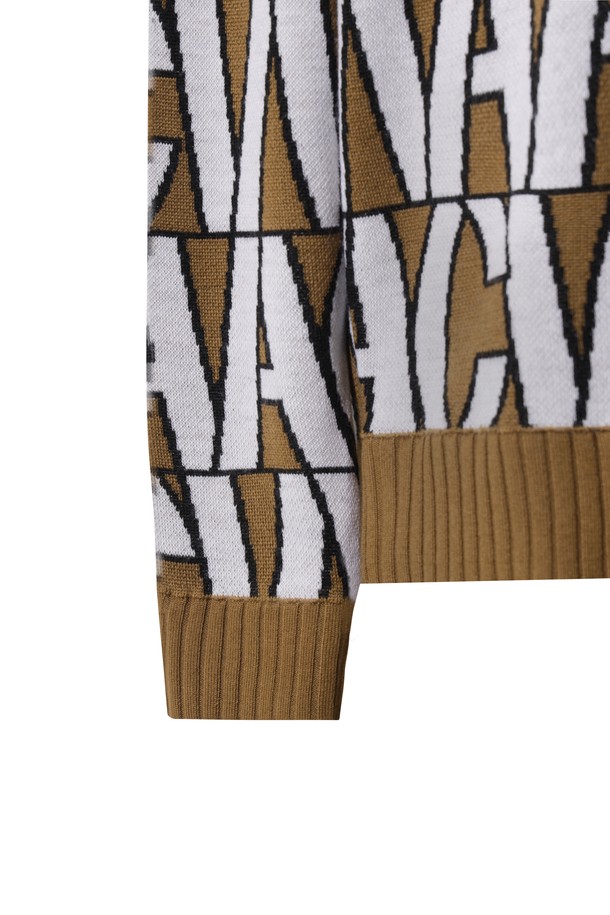 남성 로고 패턴 크루넥 스웨터는 부드러운 울 소재로 제작되어 가을과 겨울, 쌀쌀한 날씨에도 따뜻하게 착용할 수 있습니다. 브라운과 화이트 두 가지 색상으로 출시되었으며, 릴랙스 핏과 라운드넥 디자인으로 편안한 착용감을 선사합니다. 와키 자수 와펜 디테일이 돋보이며, 캐주얼, 클래식, 미니멀 스타일을 모두 아우르는 매력을 지녔습니다. 특히 골프룩을 즐겨 입는 남성분들에게 세련된 스타일을 더해줄 아이템입니다. 긴 소매 기장의 두꺼운 스웨터로, 포근함과 스타일을 동시에 만족시킵니다.
