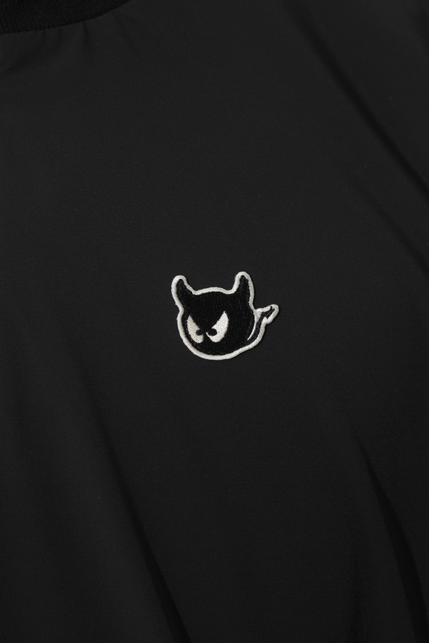 남성용 백 슬로건 하프 집 스웨터는 골프 및 일상생활에서 스포티하고 캐주얼한 스타일을 연출하기에 적합합니다. 블랙과 화이트 두 가지 색상으로 출시되었으며, 긴 소매와 스탠다드 핏으로 제작되었습니다. 두꺼운 두께감으로 겨울철 보온성을 제공하며, 나일론과 스판덱스 혼방 소재로 방풍 기능을 갖췄습니다. 하프넥 디자인과 집업 여밈 방식, 와펜 자수 디테일이 특징이며, 슬로건 로고 패턴으로 포인트를 더했습니다. 충전재가 내장되어 따뜻하게 착용할 수 있습니다.
