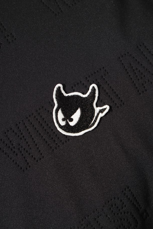 남성용 니트 하이브리드 패딩 재킷은 겨울철 골프 라운딩과 일상에서 모두 활용하기 좋은 스포티한 스타일의 아우터입니다. 블랙 컬러에 로고 패턴으로 포인트를 주어 세련된 느낌을 더했습니다. 니트, 폴리에스테르, 울 소재의 혼방으로 제작되어 부드러운 촉감과 뛰어난 보온성을 제공하며 방풍 기능까지 갖췄습니다. 레귤러핏으로 편안하게 착용 가능하며, 두꺼운 두께감과 긴 소매 기장으로 겨울 추위에도 끄떡없는 보온성을 자랑합니다. 집업 스타일의 패딩 재킷으로, 하이브리드 디자인과 안감 적용으로 활동성과 스타일을 동시에 잡았습니다.
