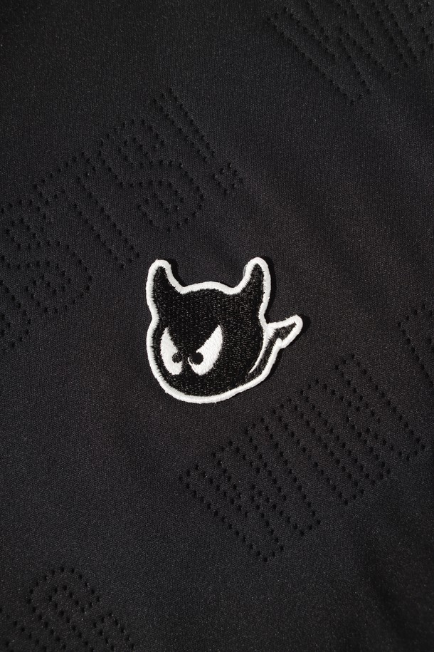 남성용 Men Knit Hybrid Padding Vest (멘 니트 하이브리드 패딩 베스트)는 겨울철 골프 및 일상생활에서 스타일리시하게 착용할 수 있는 패딩 베스트입니다. 울과 폴리에스테르 혼방 소재로 제작되어 부드러운 촉감과 뛰어난 보온 및 방풍 기능을 제공합니다. 하이브리드 구조, 고주파 본딩 처리, 와펜 자수 디테일이 돋보이며, 레귤러핏과 집업 스타일로 편안한 착용감을 선사합니다. 스포티, 캐주얼, 미니멀 무드를 동시에 연출할 수 있으며, 블랙 컬러의 민소매 디자인으로 다양한 스타일링에 활용하기 좋습니다.
