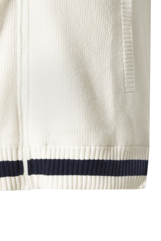 남성용 라글란 슬리브 집업 스웨터입니다. 겨울 시즌, 골프 또는 일상에서 스포티하고 캐주얼한 스타일을 연출할 수 있습니다. 부드러운 촉감의 나일론, 울, 아크릴 혼방 소재로 제작되었으며, 두꺼운 두께감으로 보온성을 높였습니다. 방풍 안감과 라글란 소매 디자인으로 활동성을 더했으며, 로고 와펜과 부클 아플리케 디테일이 돋보입니다. 집업 스타일과 레귤러핏 디자인으로 편안하고 스타일리시하게 착용 가능합니다.
