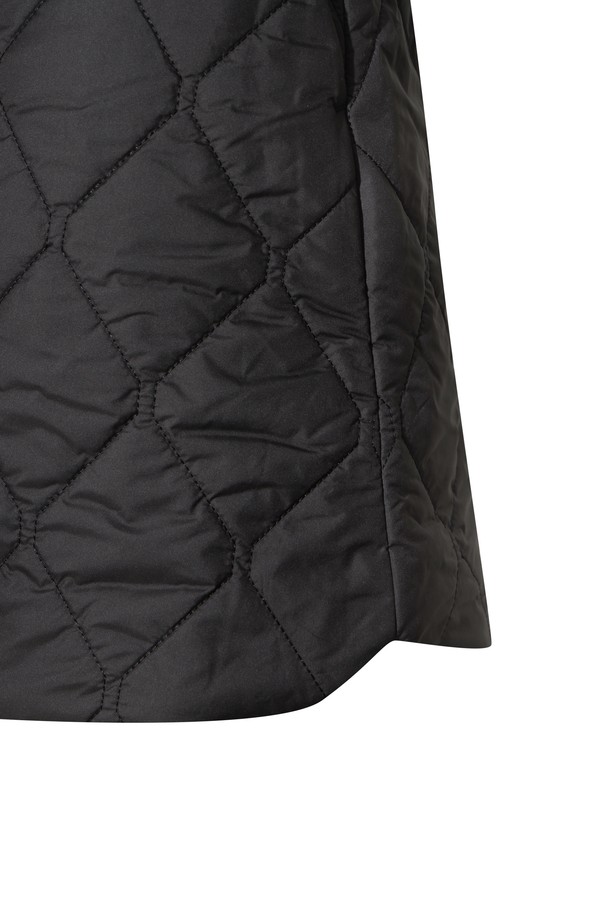 블랙 색상의 여성용 웨지 패딩 하프 팬츠입니다. 골프룩, 스포티, 캐주얼 스타일에 적합하며, 봄, 여름, 가을 세 계절에 걸쳐 활용할 수 있습니다. 퀄팅 패턴과 벌룬핏 디자인으로 활동성을 높였으며, 부드러운 촉감의 폴리에스테르 소재에 두꺼운 패딩 안감을 더해 보온성을 강화했습니다. 허리 밴딩 처리로 편안한 착용감을 선사하는 루즈핏 하프 팬츠입니다.
