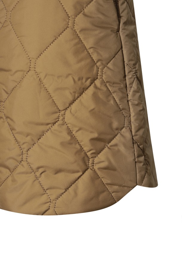 캐주얼과 스포티한 스타일을 모두 갖춘 여성 웨지 패딩 하프 팬츠입니다. 봄, 여름 시즌 골프룩 연출에 적합하며, 부드러운 촉감의 폴리에스테르 소재로 제작되어 편안한 착용감을 선사합니다. 퀼팅 처리된 베이지 컬러의 루즈핏 벌룬 하프 기장 바지로, 웨지 디자인과 밴딩 허리, 패딩 안감으로 활동성을 높였습니다. 두꺼운 두께감으로 안정적인 핏을 제공합니다.
