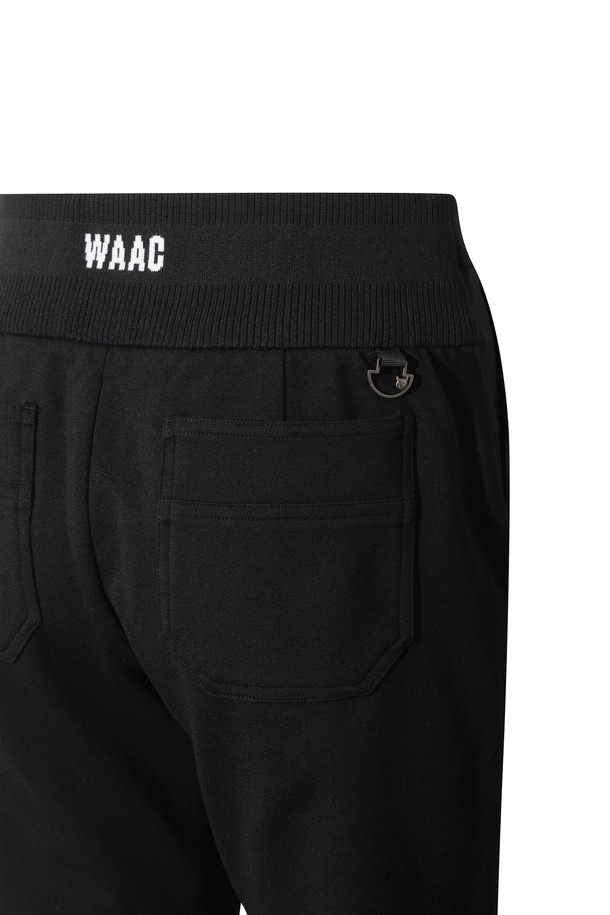 **Women 저지 윈터 조거 팬츠**는 겨울철 추위에도 따뜻하고 스타일리시하게 착용할 수 있는 여성용 조거 팬츠입니다. 부드러운 저지 소재와 기모 안감으로 제작되어 뛰어난 보온성과 편안한 착용감을 제공합니다. 캐주얼, 스포티, 미니멀 스타일을 모두 소화하며, 골프룩이나 캠핑룩 등 다양한 TPO에 활용 가능합니다. 양옆, 힙, 카고 포켓 디자인으로 실용성을 더했으며, 레귤러핏 조거 팬츠로 활동성을 높였습니다. 무지 디자인에 블랙 컬러로 어떤 상의와도 매치하기 용이합니다.
